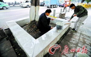 另一撥工人負(fù)責(zé)鋪設(shè)花崗巖條石。