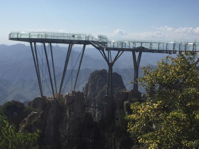 讓景區(qū)玻璃棧道停運(yùn)，并非長久治理之計(jì)